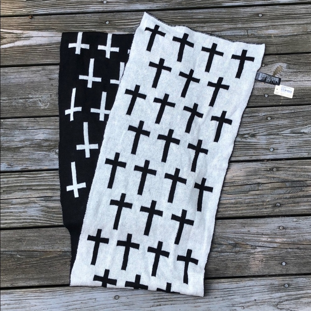 Forever 21 Reversible Cross Pattern Scarf